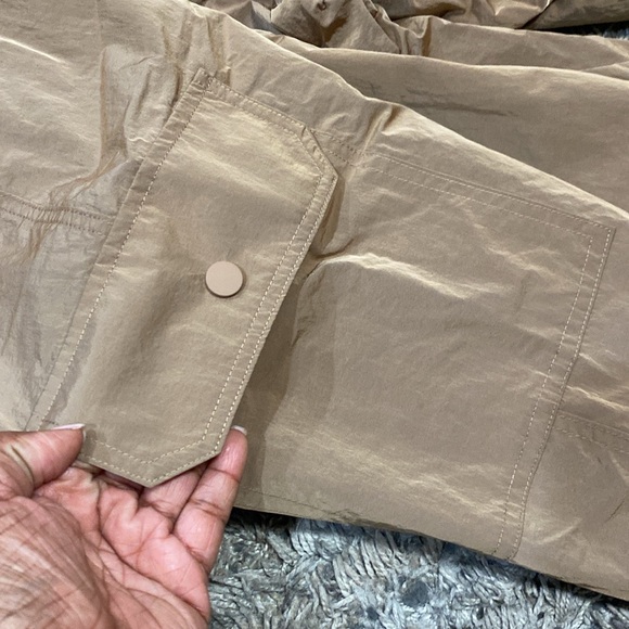 Nwt Good American Shine Boyfriend Cargo Pant in putty, size 6(3X) - Picture 6 of 16